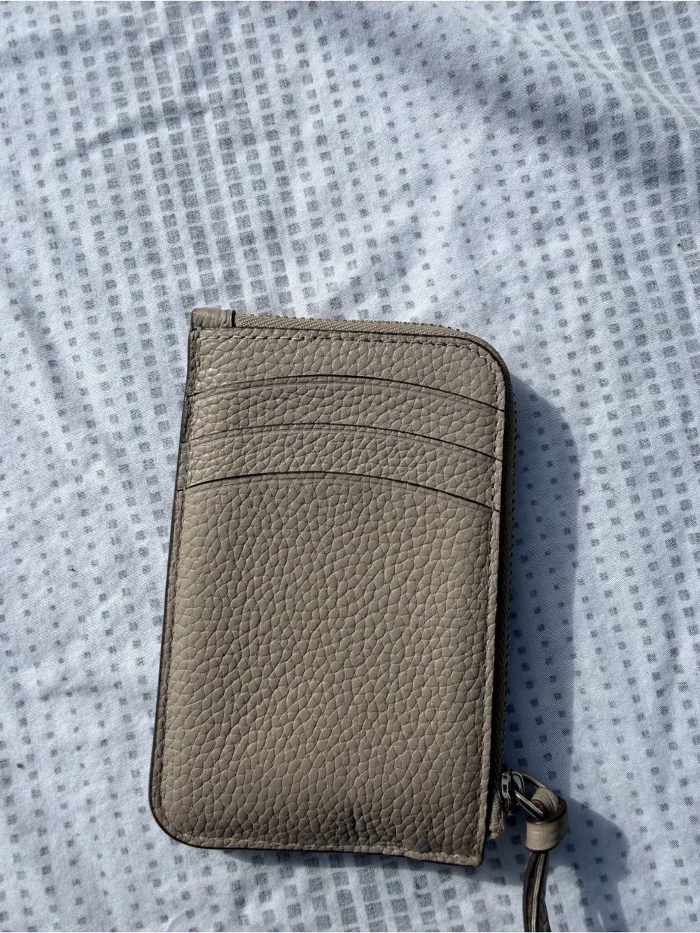 kate spade taupe pebbled leather zip card holder with gold logo